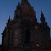 Die Frauenkirche im letzten Licht. Davor steht ein Denkmal für Martin Luther.
