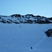 auf 3200m geht es steiler über den verschneiten Bergschrund zur Scharte