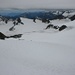 genialer Blick vom Wilden Freiger auf die Gletscherwelt im Süden; links das Becherhaus