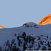Zehnerspitze (links) und Neunerspitze (rechts) in der Morgensonne. In der Mitte  im Schatten noch der Col Toronn. 