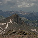 Gipfel Uncompahgre Peak - Blick nach Westen zum Matterhorn Peak (4.142 m, vorn gerade noch erkennbar) und Wetterhorn Peak (4.272 m, mittig). Der Berg etwas rechts davon, am Horizont müsste der Mount Sneffels (4.315 m) sein.
