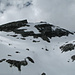 In der Ostflanke, Blick zum Gipfel. Links der Vorgipfel, in der Bildmitte der Hauptgipfel (3370m), der Südgipfel (3329m) ist rechts ausserhalb des Bildes