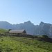 Alp Ober Stafel mit dem Glärnischmassiv im Hintergrund