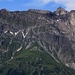 Aussicht bei der Bergstation Brunni (1860m) auf die Östlichen Melchtaler Alpen mit den Steilabstürzen ins Engeleberger Tal. Links ist das Schwarzhorn (2639m), rechts sind Rotsandnollen (2700m) und Hanghorn (2679m). <br /><br />Von der Graspyramide Alpelenhörnli (2026m) unterhalb der Abstürze führt die sehr schöne Schneebändliroute (T5) quer durch die Wand. Man kommt dabei rechts vom Schwarzhorn über das Schneebändli aus der Wand. Die Route habe ich bei der Besteigung des Henglihorns (2627m) vor wenigen Wochen begangen.