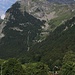 Rückblick von Engelberg zum Gross Gemsispil (2518m) und der steilen, 1500m hohen Abstiegsroute über Grasflanken, Geröllhänge und Bergwald.