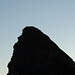 Am Tüfelsch Chopf: Locals unter sich - die vierbeinigen auf dem Gipfel, der zweibeinige unten im Sattel, wo gerade das erste Sonnenlicht einfällt