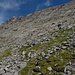 wenn man/frau den zeitlich kürzeren Weg nimmt (1.5h ansstelle 2h bis zum Gipfel) kraxelt man hier über dieses Felsband (von unten rechts nach oben links)
