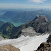 Aussicht vom Gipfel: markant sieht man die beiden Mythen, der Gitschen im Vordergrund und das Glärnischmassiv mit Vrenelisgärtli