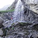 der Bergweg führt auch unter einem kleinen Wasserfall hindurch ...