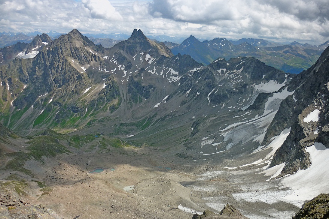 Das weite Gletscherbecken; auf dessen begrünter Moräne... [hikr.org]