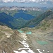 Die Gletscherseen des Faselfádferners. Man beachte deren unterschiedliche Färbung. Die Seen, die noch mit dem Abflusssystem des Gletschers in Verbindung stehen, sind milchig-trüb durch Schwebstoffe.
