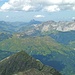 Das Gebiet um den Hochtannbergpass (linke Bildhälfte). Links Mohnenfluh, mittig der Große Widderstein (direkt davor das Karhorn), rechte Bildhälfte die Vallugagruppe mit der Valluga (rechts).
