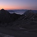 Rückblick von Sonn Alpin über das Zugspitzplatt zur (noch dunklen) Scharte des Gatterl; links darüber der Hochwanner, rechts die unscheinbaren Gatterlköpfe vor der Hohen Munde