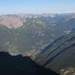 Eindrucksvoller Tiefblick - auf den grünen Matten des Ehrwalder Talbeckens liegt der Schatten des Zugspitzmassivs vor den Ammergauer, Tannheimer und Allgäuer Bergen.