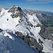 Auf dem Südwestgrat sicht zur Jungfrau 4158m. <br />Zwei Tourengänger sind am ausstieg in der Wand