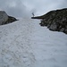 in Schneefeld hinauf zum Gipfelkreuz