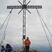 Margit am Gipfelkreuz der Roten Flüh (2108 m)