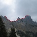der Wegverlauf von der Roten Flüh über die Gelbe Scharte, den Friedberger Klettersteig zum Schartschrofen