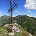 Gipfelkreuz Monti dei Pizzoni, Blickrichtung Nord.<br />Gut zu sehen meine weiteren Gipfelziele sowie Il Torrione