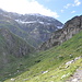 Der Weg führt durch die <em>Schroota</em>, eine Kerbe im Felsband, zur Alp Tomül. Im Hintergrund der Tomülgrat.