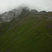 Aussicht vom Bettlerstock (2099m) auf den nebelverhangenen Rigidalstock (2593m).