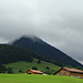 Düstere Stimmung über dem Spitzli beim Start in Urnäsch, Grüenau