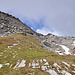 Aufstieg über eine Grasrampe. Links der Dachberg-Gipfel, in der Ferne das <em>Chli Frunthoora</em> (P. 2941).