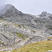 Close up auf den obersten Bereich von "Vals 3000" mit dem Schleppskilft "Dachberg". Und Klarheit bei der Gipfel-Identifikation. Die Grasrampe, auf der ich im Schlussteil am Fuss des Dachbergs hochstieg, ist gut zu erkennen (links unterhalb der Wolke).