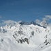Au fond, à gauche, le Mont Blanc et à droite les Grandes Jorasses. En face, au milieu, le Mont Fourchon