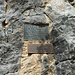 Plaque commémorative à la Grotte d'Orjobet. Il faut savoir que sous la plaque en bronze du CAS se trouve une capsule en métal. Celle-ci contient quelques documents