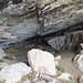 L'intérieur de la Grotte de la Table. Elle est ainsi appelée à cause du banc rocheux formant un sorte de table