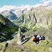 Pause beim Abstieg. Blick in das obere Haslital mit den gegenüberliegenden Bergen der Urner Alpen.