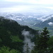 Blick in das mit Nebel- und Regenschwaden verhangene Churer Rheintal