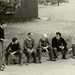 1956 vor der Soldatenstube der Clinique militaire in Montana Village. Man beachte unsere Bekleidung!