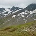 jetzt wieder runter. Das Gross Muttenhorn mit Ostgrat ( Berg rechts )