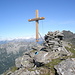 La croce sospesa e l'uomo di vetta del Poncione della Marcia (2454 m)