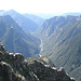 Dalla cima intermedia SE, sguardo sul solco principale della Val Verzasca