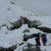 Die Spaltenzone des Langgletscher bei 2700-2800m umgehen wir nördlich auf Fels