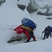 Mixed Verschneidungskletterei (rechts Gletscherflanke, links Fels) mit Steigeisen im Neuschnee