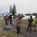 Zugang Berggasthaus Unterstetten: die Schirme werden kurzzeitig gezückt