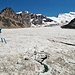 Unübersehbare Dreibeine leiten an das andere Gletscherufer hinüber.