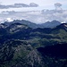 Sullo sfondo il Bernina, e le Alpi Retiche.