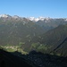 Oberhalb der Waldgrenze wird die Aussicht richtig gut: z.B. über Neustift-Milders hinüber ins Oberbergtal zur imposanten Villerspitze (3087 m) .....