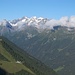 ..... oder zur Ruderhofspitze, welcher die Östliche Seespitze vorgelagert ist (im Vordergrund die Bergstation des Elferliftes) ......