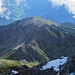 Der Blick Richtung Osten fällt auf den Blaser (2241 m), auf dessen grünem Gipfelplateau die gleichnamige Hütte erkennbar ist, und die vorgelagerte Peilspitze (2393 m).