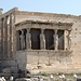 <b>La loggetta delle Cariatidi, sul lato sud dell’Eretteo, tempio ionico<br />sorto al tempo di Pericle, dedicato a Poseidone erettèo, cioè “scuotitore della terra”.</b><br /><br />