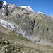 Le Glacier de la Lé Blanche. En arrière-plan, le Mont Blanc et la Noire de Peuterey