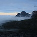 Der Nebel kriecht langsam den Berg hinauf. <br /><br />In der Bildmitte ist der Gross Sättelistock (2639m), rechts der Laucherenstock (2637m).