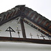 Kreuze im Dachgiebel der Kapelle: für Lawinenopfer angebracht.