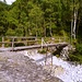 Gerra - die Holzbrücke über das trockene Flussbett. Der Fluss verläuft unterirdisch